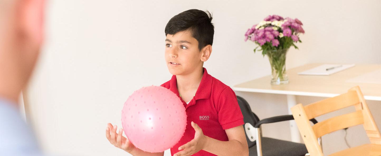 Spachtherapie Logopädie - Kind mit Ball