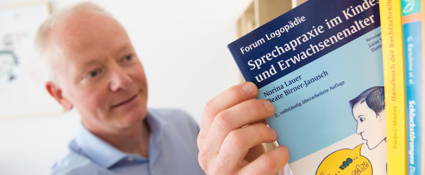Herr Böhlke mit Logopädie-Fachbuch
